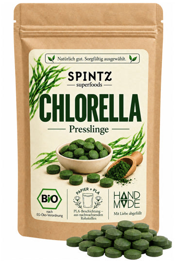 SPINTZ Bio-Chlorella-Presslinge im Kraftpapierbeutel mit grünen Algentabletten im Vordergrund.