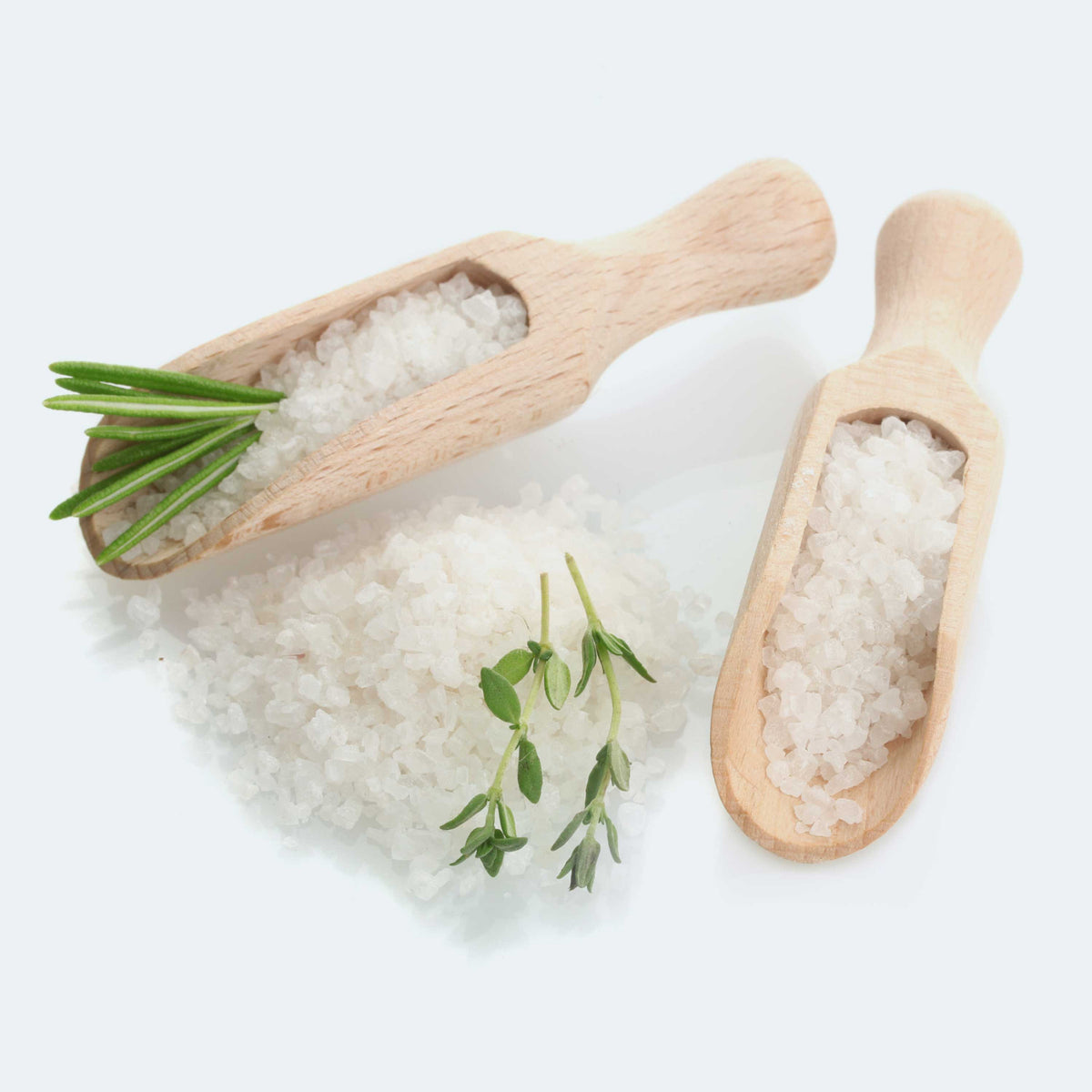 Natürliches Meersalz mit Kräutern in Holzlöffeln – reine Qualität ohne Zusatzstoffe