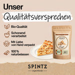 SPINTZ Bio-Ceylon-Zimt neben Apfelkuchen mit Qualitätsversprechen: Bio, schonend verarbeitet und naturbelassen.
