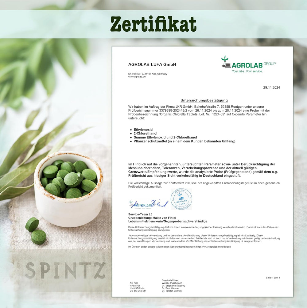 Laborzertifikat der AGROLAB LUFA GmbH für SPINTZ Bio Chlorella Presslinge, bestätigt die Untersuchung auf Ethylenoxid, 2-Chlorethanol und Pflanzenschutzmittel. Neben dem Zertifikat eine Schale mit grünen Chlorella-Tabletten, dekorativ mit Blättern arrangiert.