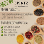 Qualitätsversprechen von SPINTZ: 100 Prozent natürlich und vegan, ohne Zusatzstoffe, ohne Füllstoffe und ohne Rieselhilfen, daneben verschiedene Bio-Gewürze in Holzlöffeln