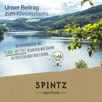 SPINTZ Rote-Bete-Kapseln vor natürlicher Seenlandschaft – Beitrag zum Klimaschutz durch Baumpflanzungen mit Plant-My-Tree, nachhaltige Superfoods aus kontrolliert biologischem Anbau