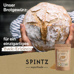 Hände halten ein frisches, rundes Brot. Text: Unser Brotgewürz: für ein einzigartiges Back-Erlebnis