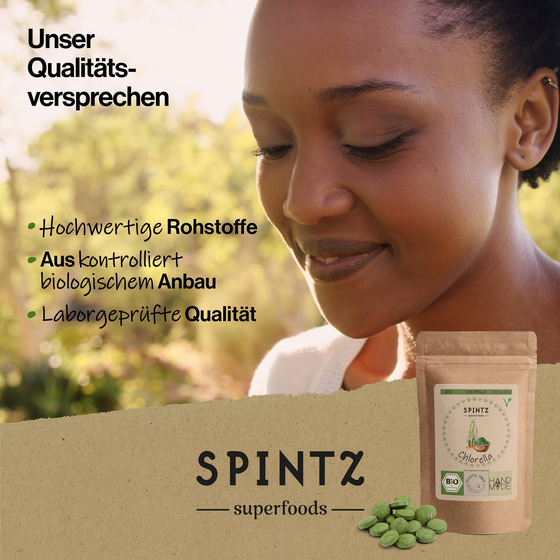SPINTZ Chlorella Tabletten in Bio-Qualität – hochwertige Rohstoffe, laborgeprüft. Produktfoto mit lächelnder Frau in der Natur und nachhaltiger Kraftpapierverpackung