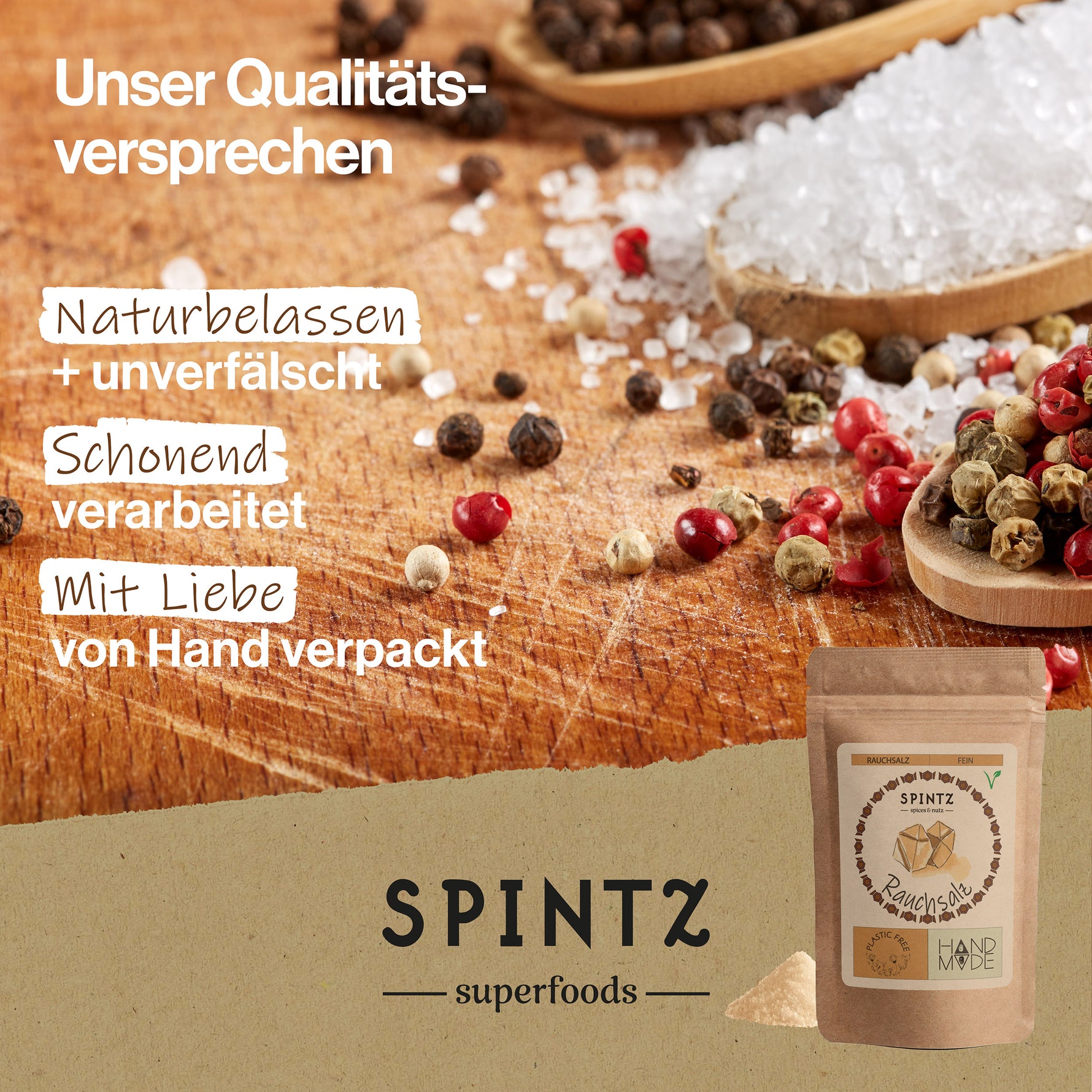 SPINTZ Superfoods Qualitätsversprechen mit naturbelassenen, unverfälschten Zutaten, schonend verarbeitet und mit Liebe von Hand verpackt, dargestellt mit verschiedenen Gewürzen und Beeren in Holzlöffeln
