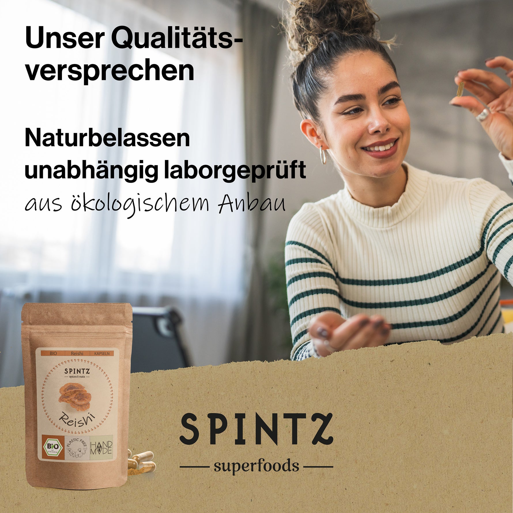 Eine Frau hält eine Kapsel zwischen Daumen und Zeigefinger und betrachtet sie zufrieden. Darüber der Text: Unser Qualitätsversprechen. Naturbelassen/unabhängig laborgeprüft/aus ökologischem Anbau. Darunter ein Produktbild von „SPINTZ Superfoods“ Reishi-Kapseln