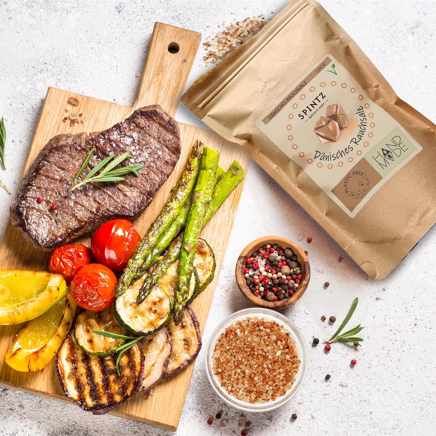 SPINTZ Dänisches Rauchsalz auf gegrilltem Gemüse und Steak – naturbelassenes Meersalz mit intensiv rauchigem Aroma