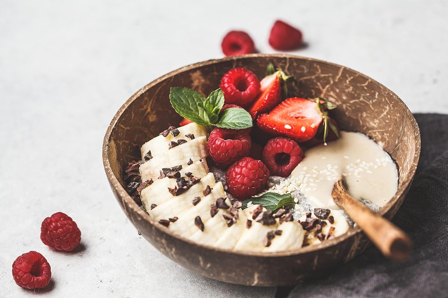 SPINTZ Bio Kakaonibs als Topping auf Porridge mit Beeren – knusprige Veredelung für Frühstück und Desserts