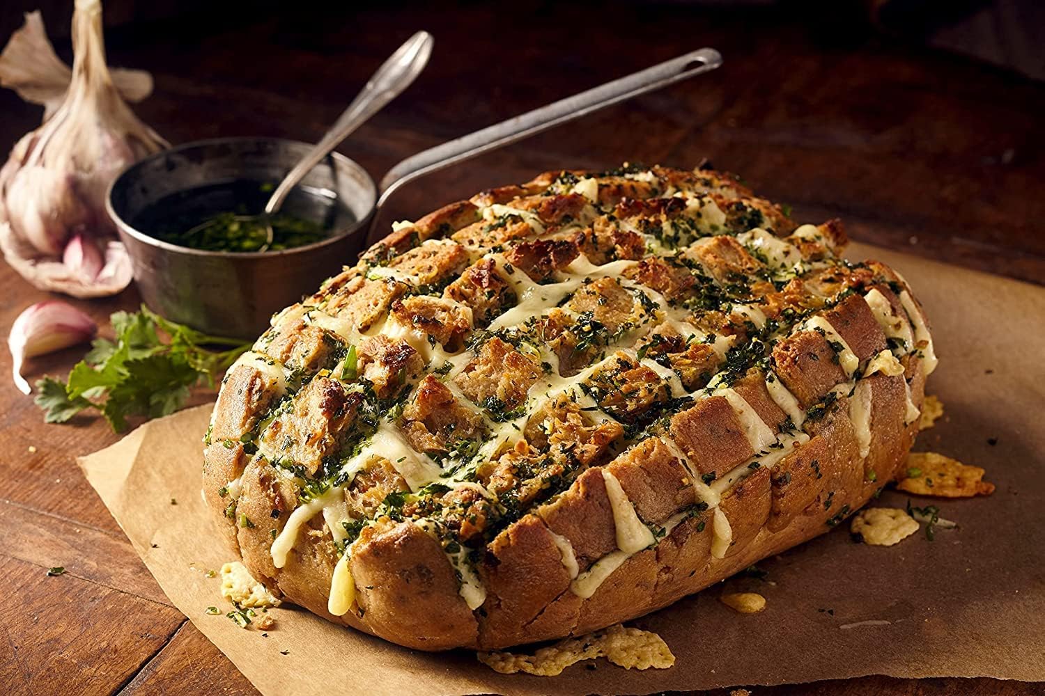 Knoblauchbrot mit frischem Kräuterbelag – perfekt verfeinert mit SPINTZ Bio Knoblauch Granulat