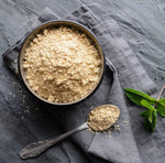 Feines Maca-Pulver in einer Schale – zeigt die natürliche Reinheit und Verarbeitung der SPINTZ Maca Kapseln