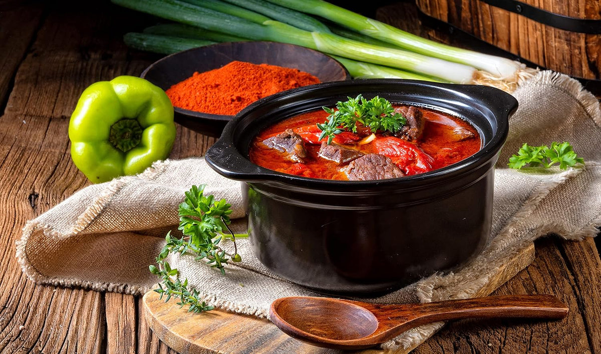 Paprikapulver in rustikalem Gericht – perfekt zum Würzen von Eintöpfen, Saucen und mediterranen Speisen