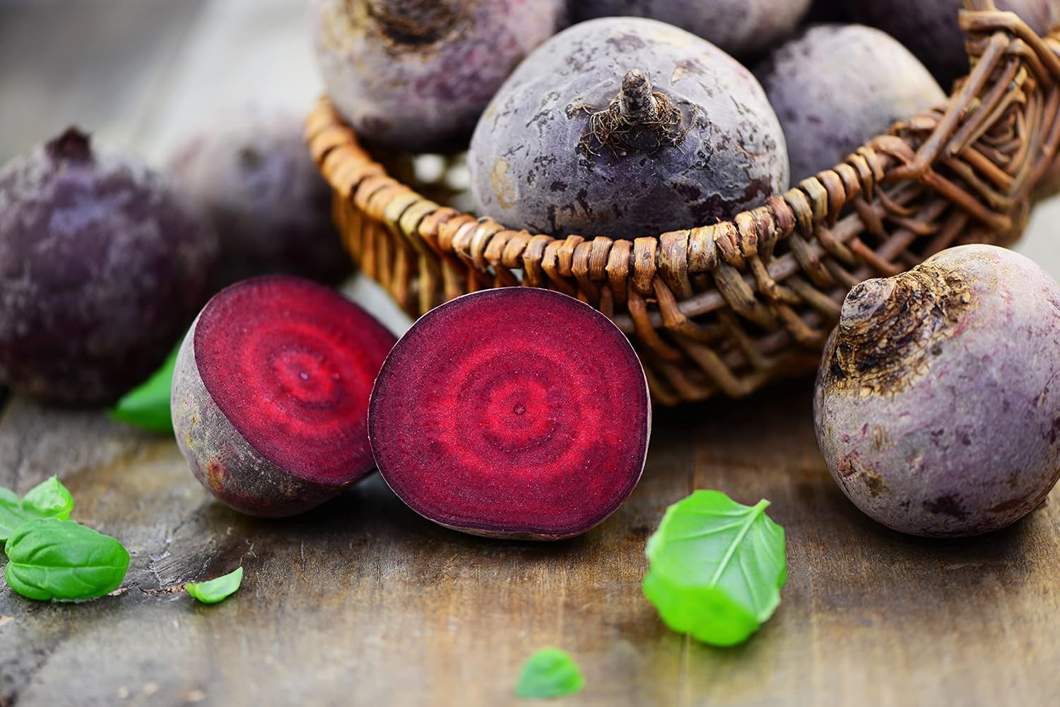 Rote Beete Pulver und frische Knollen – naturbelassenes Superfood aus kontrolliert biologischem Anbau