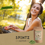SPINTZ Chlorella Tabletten – natürliche Energie und Ausgleich; lachende Frau in der Natur, kombiniert mit nachhaltiger, veganer Superfood-Verpackung