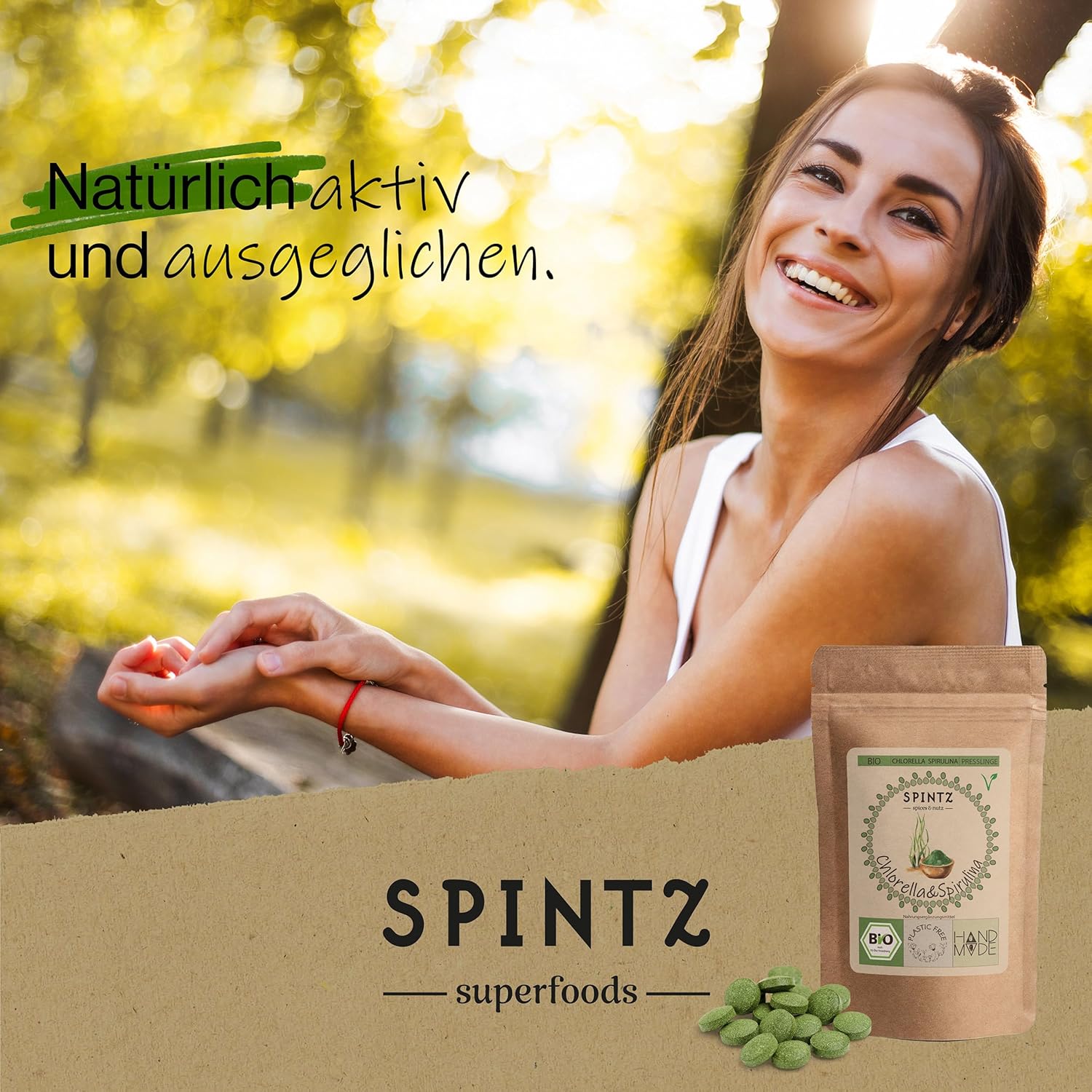 SPINTZ Chlorella Tabletten – natürliche Energie und Ausgleich; lachende Frau in der Natur, kombiniert mit nachhaltiger, veganer Superfood-Verpackung