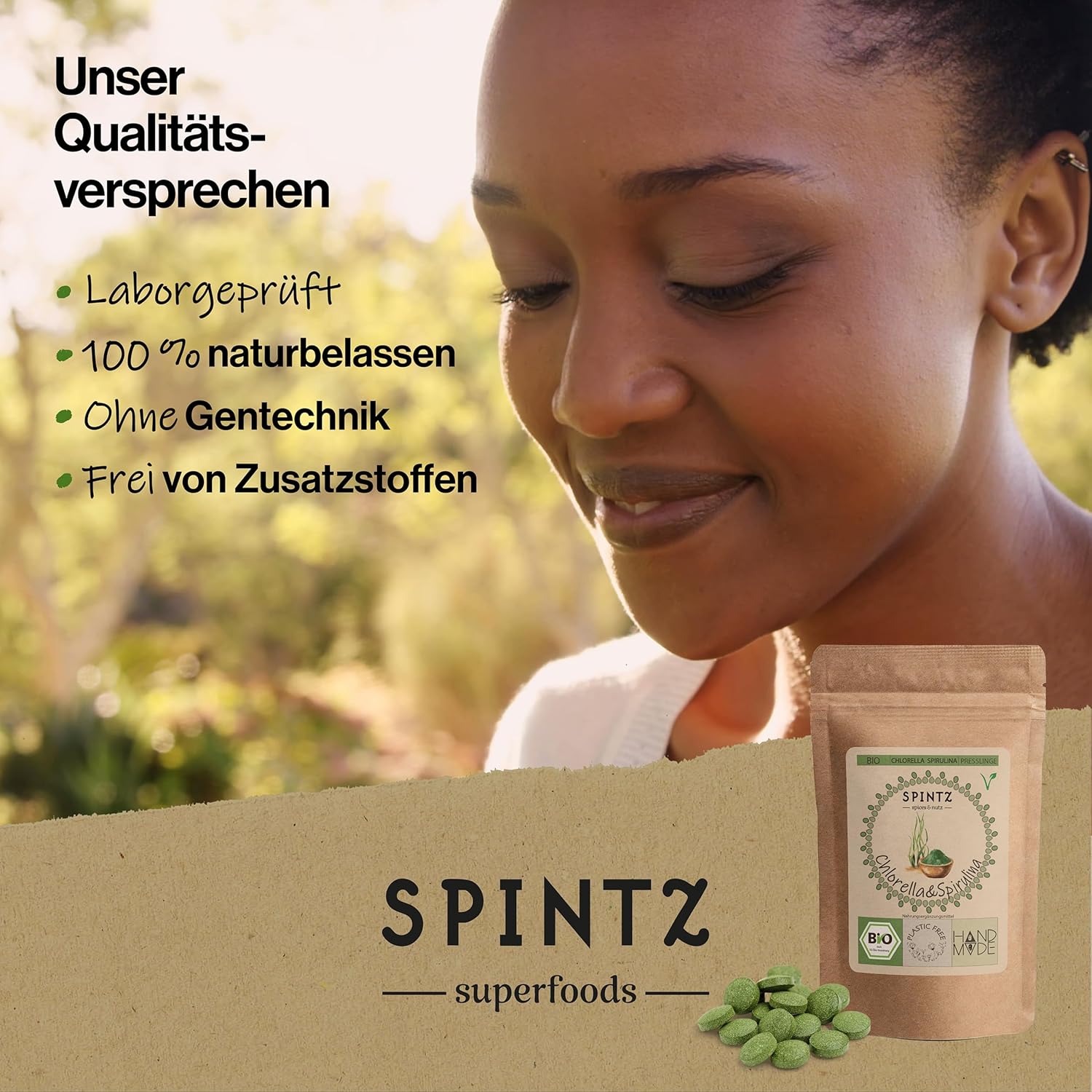 SPINTZ Spirulina Tabletten in Bio-Qualität – natürliche Ergänzung, laborgeprüft, frei von Zusätzen. Produktfoto mit lächelnder Frau in der Natur und nachhaltiger Kraftpapierverpackung