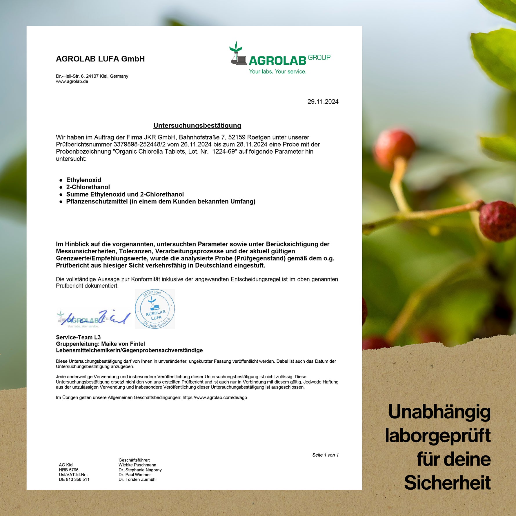 Zertifikat der AGROLAB LUFA GmbH vom 29.11.2024 mit dem Titel „Untersuchungsbestätigung“. Es bestätigt die Analyse von „Organic Chlorella Tablets“. Das Dokument enthält Firmenlogo, Prüfdetails, Unterschrift und Stempel. Im Hintergrund ist unscharf eine Pflanze zu sehen, daneben der Schriftzug: „Unabhängig laborgeprüft für deine Sicherheit“.